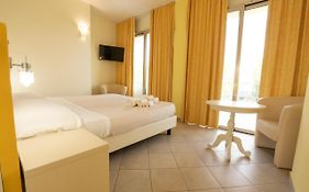 Hotel Baia Di Trainiti